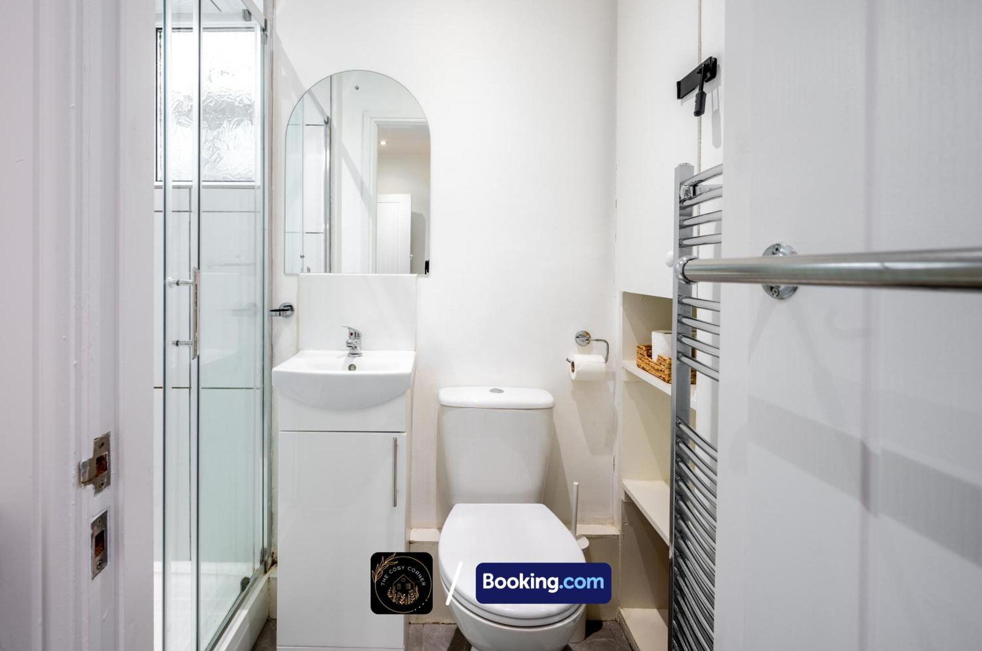 Cosy 3-Bed House, Garden & Free Parking In Stretford Apartment แมนเชสเตอร์ ภายนอก รูปภาพ